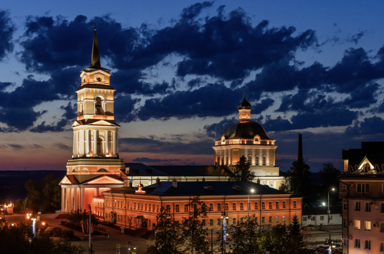 Как сделать город привлекательным для путешествий с помощью комплексного светового оформления?